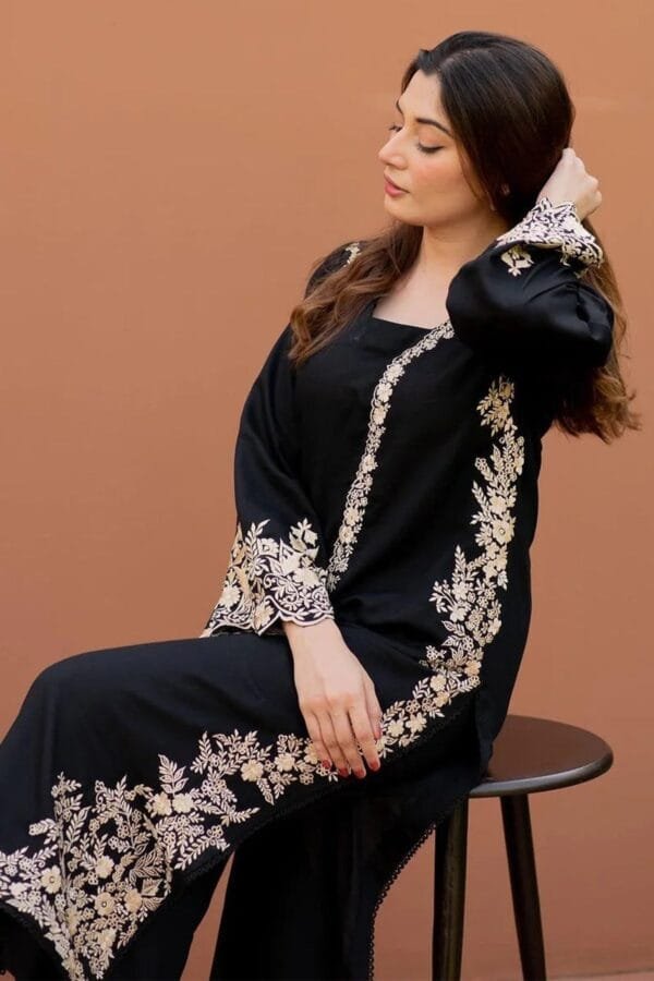 Black Embroided Dhanak 2-Piece Unstiched